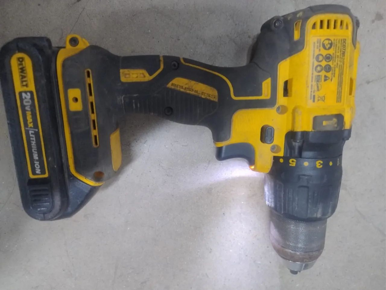 Furadeira e Patafusadeira Dewalt dcd7781 - Foto 3