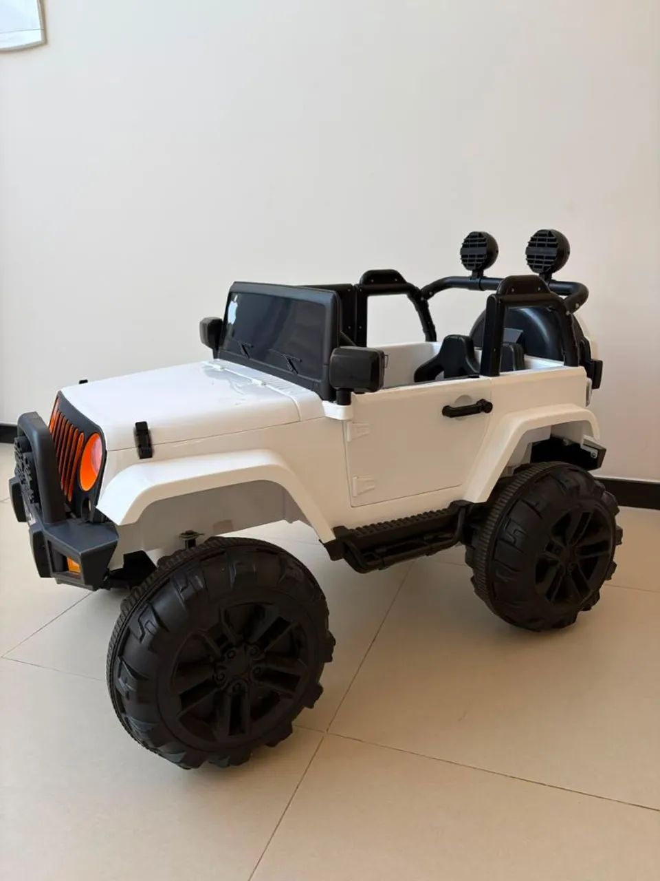 Carrinho Elétrico Infantil Jeep Branco - Com Música e Luzes 12 v - Foto 4