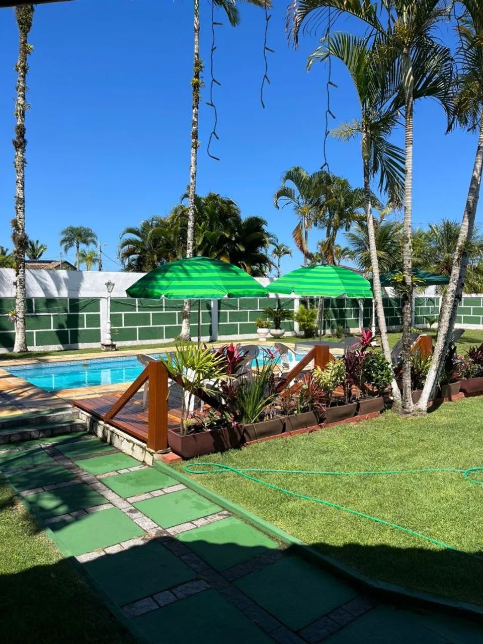 Casa com amplo jardim e piscina. - Foto 3
