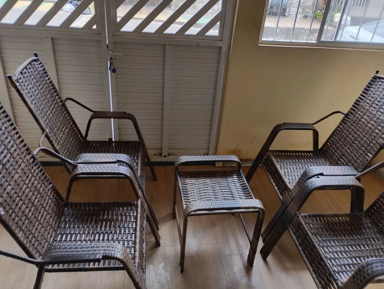 Conjunto de Cadeiras com Mesa de centro 
