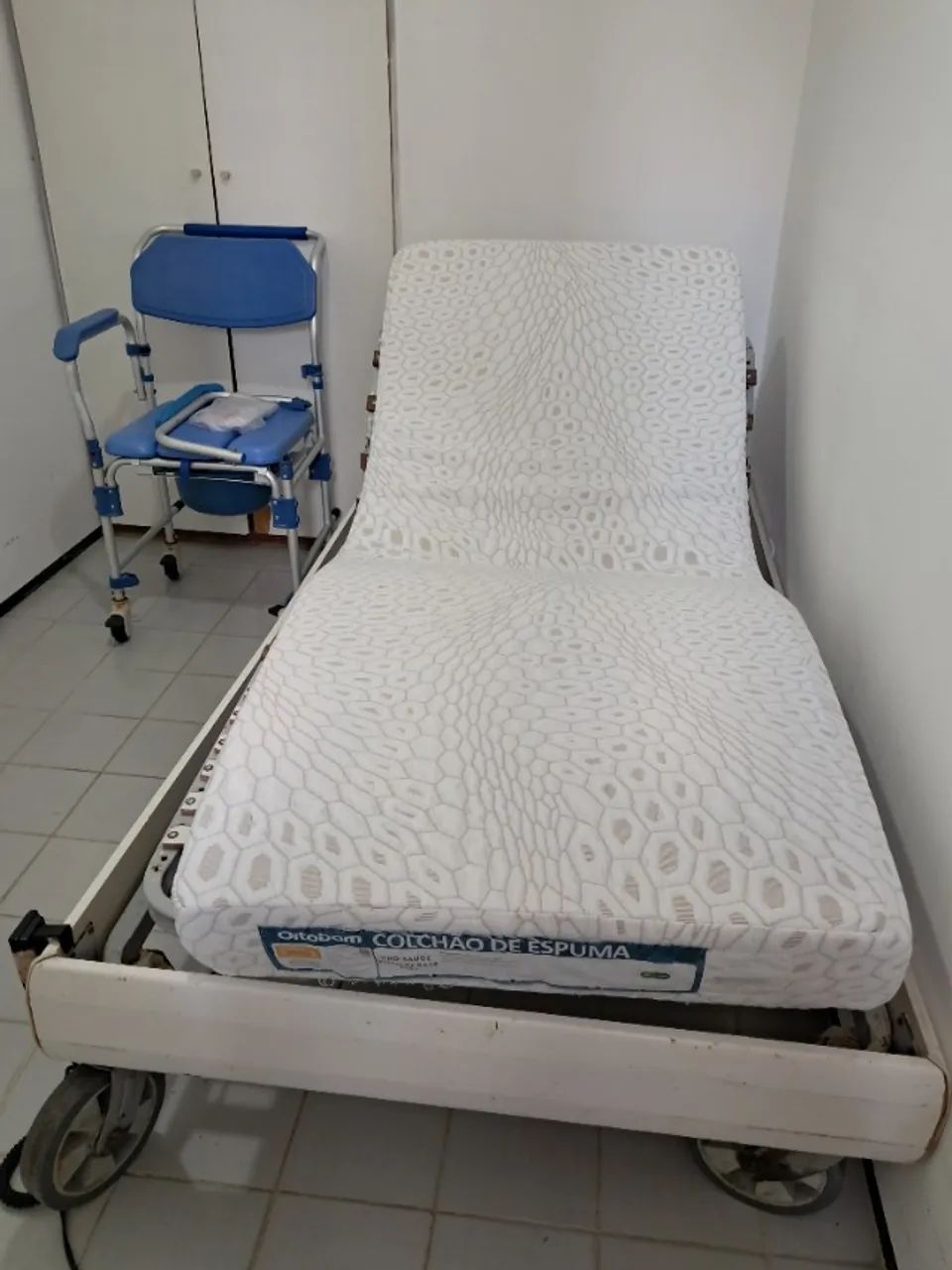 Cama  articulada eletrica com colchão  Ortobom e cadeira de banho Dellamed - Foto 3