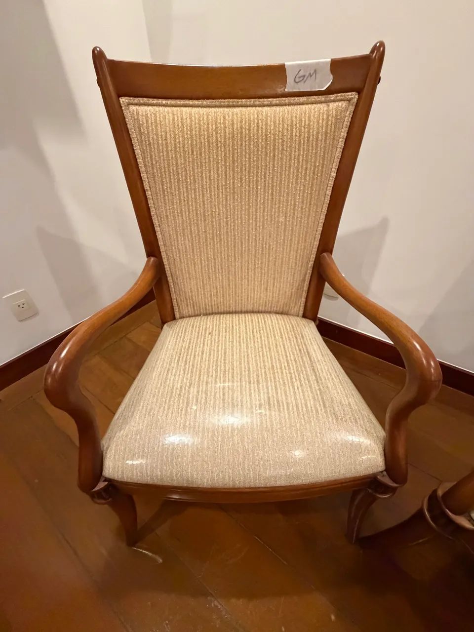 Lindo Par de Cadeiras Clássicas com Braço - Madeira Maciça e Design Elegante - Foto 4