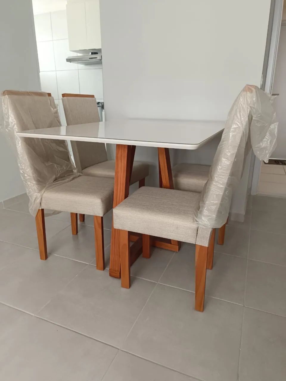 Mesa de jantar com 4 cadeiras nova - Foto 3