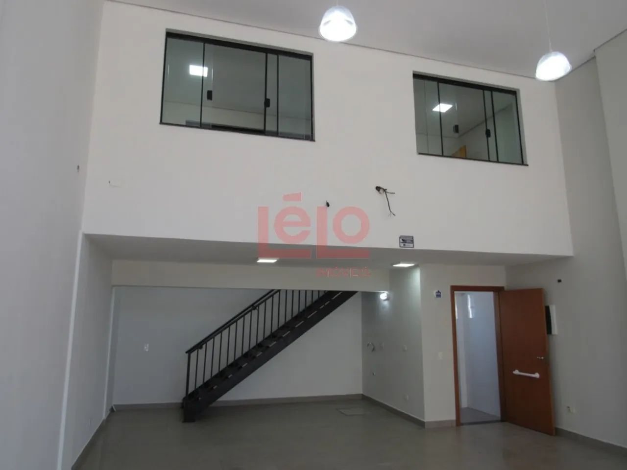 Sala comercial térrea com mezanino em avenida de grande fluxo - Foto 3