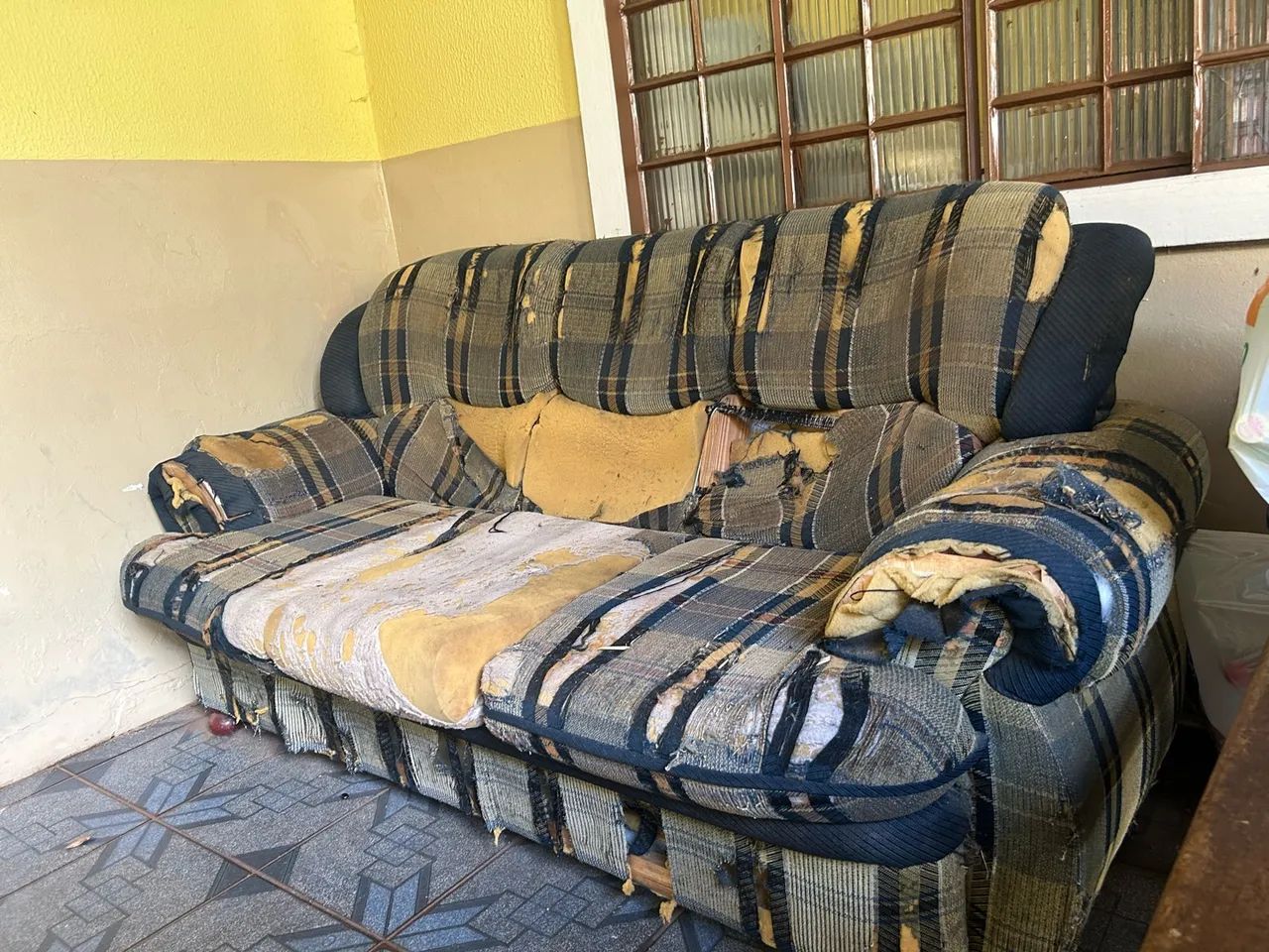 Sofá antigo para quem precisa  - Foto 3