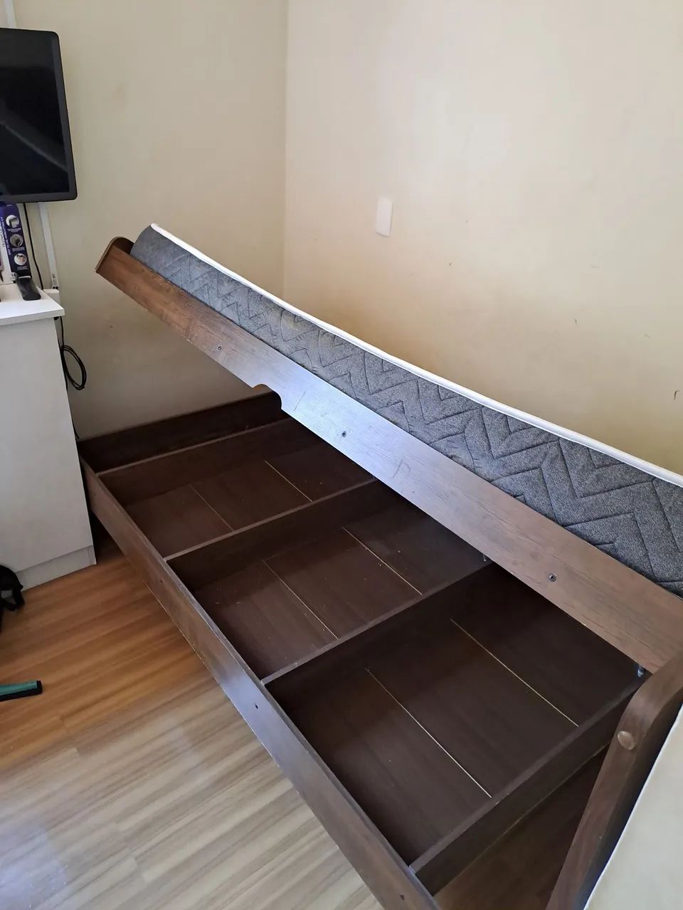 Cama de solteiro com baú 130kg