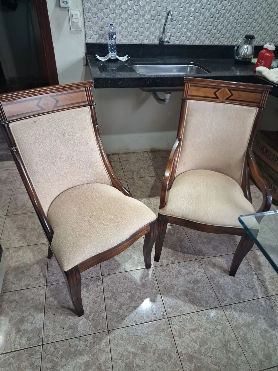 Mesa de vidro com 8 cadeiras + candelabro - Foto 4