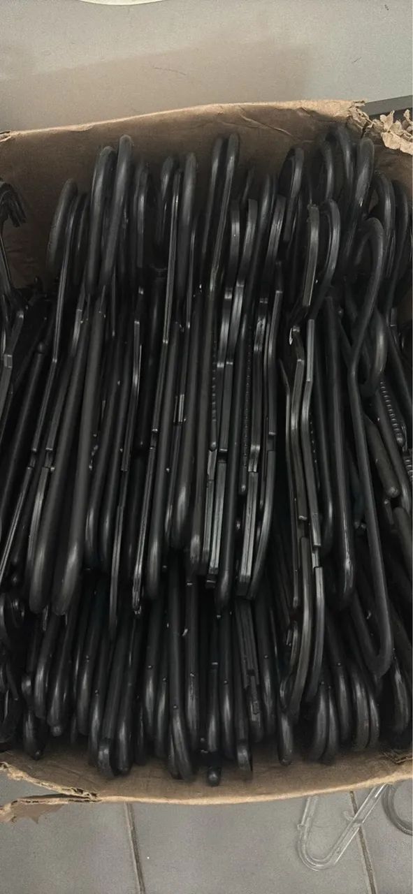 Lote com 100 cabides pretos variados - Foto 2