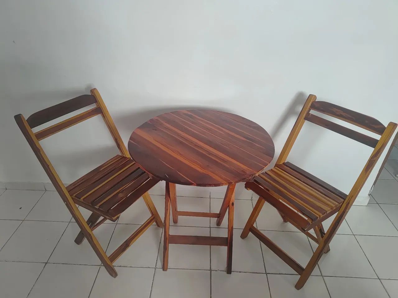 Mesa de madeira com 4 cadeiras