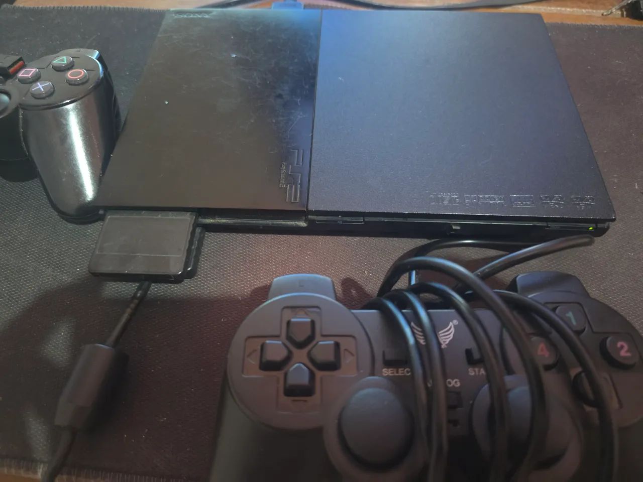 PlayStation 2 com dois controles 