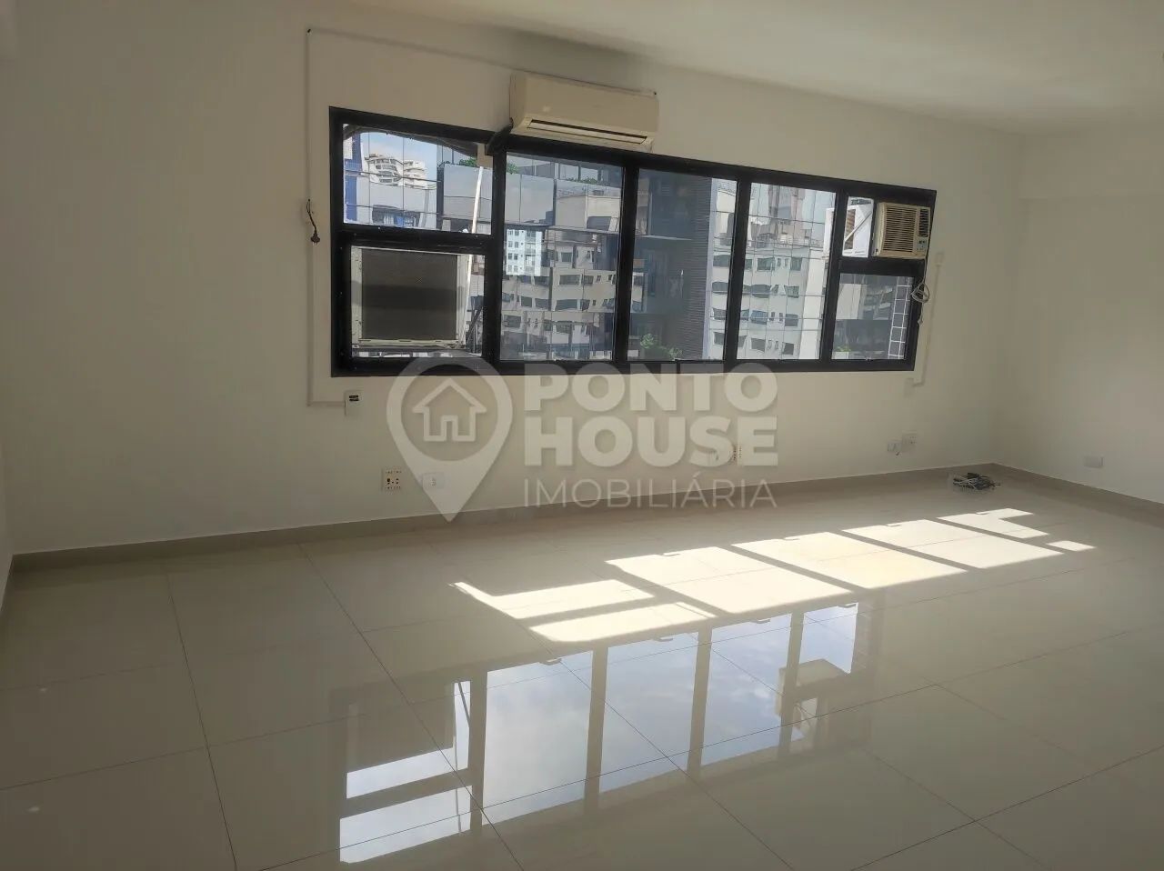 Conjunto com 76m, 2 banheiros e 2 vagas para locação na Vila Mariana - Foto 3