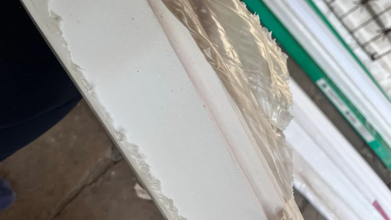 Rodapés novos com pequenas avarias  - Foto 3