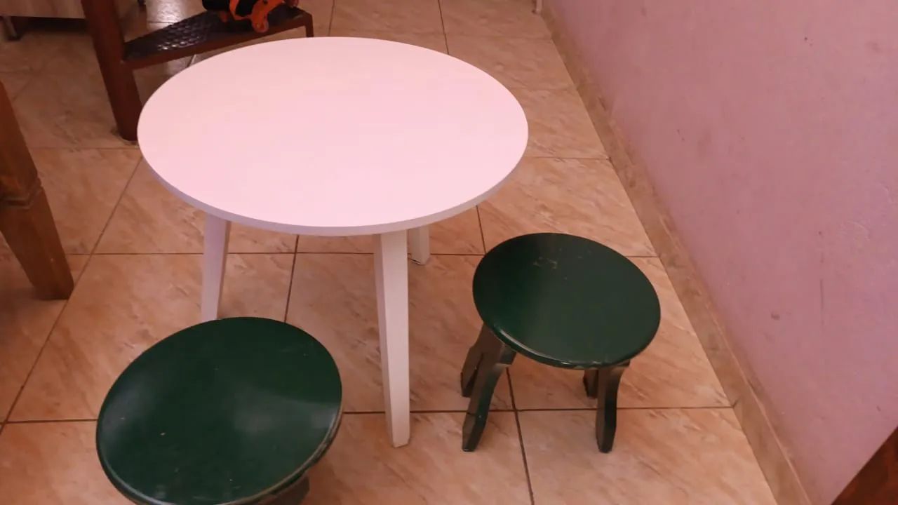 CONJUNTO DE MESA INFANTIL COM 2 BANCOS! - Foto 2
