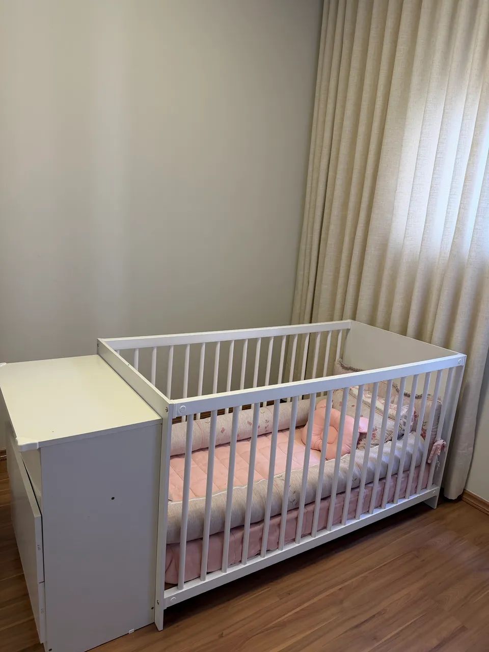 Vendo berço com cômoda acoplada e colchão  - Foto 4