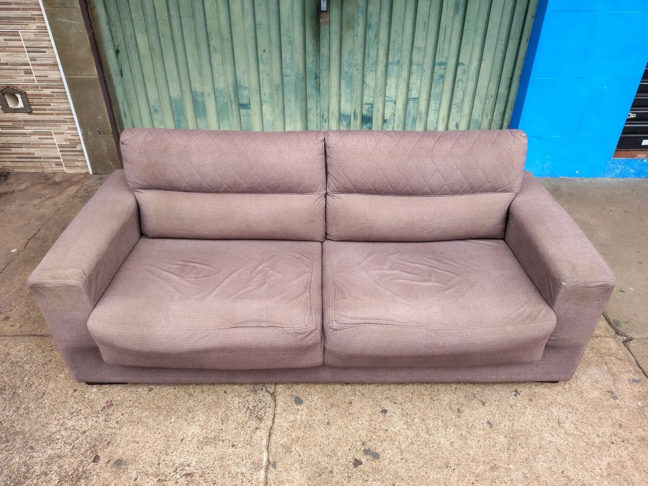 Vendo sofá de 4 lugares marrom  - Foto 2