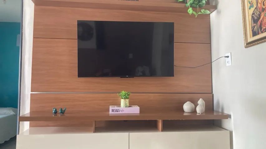 Painel de TV com Rack e Prateleira