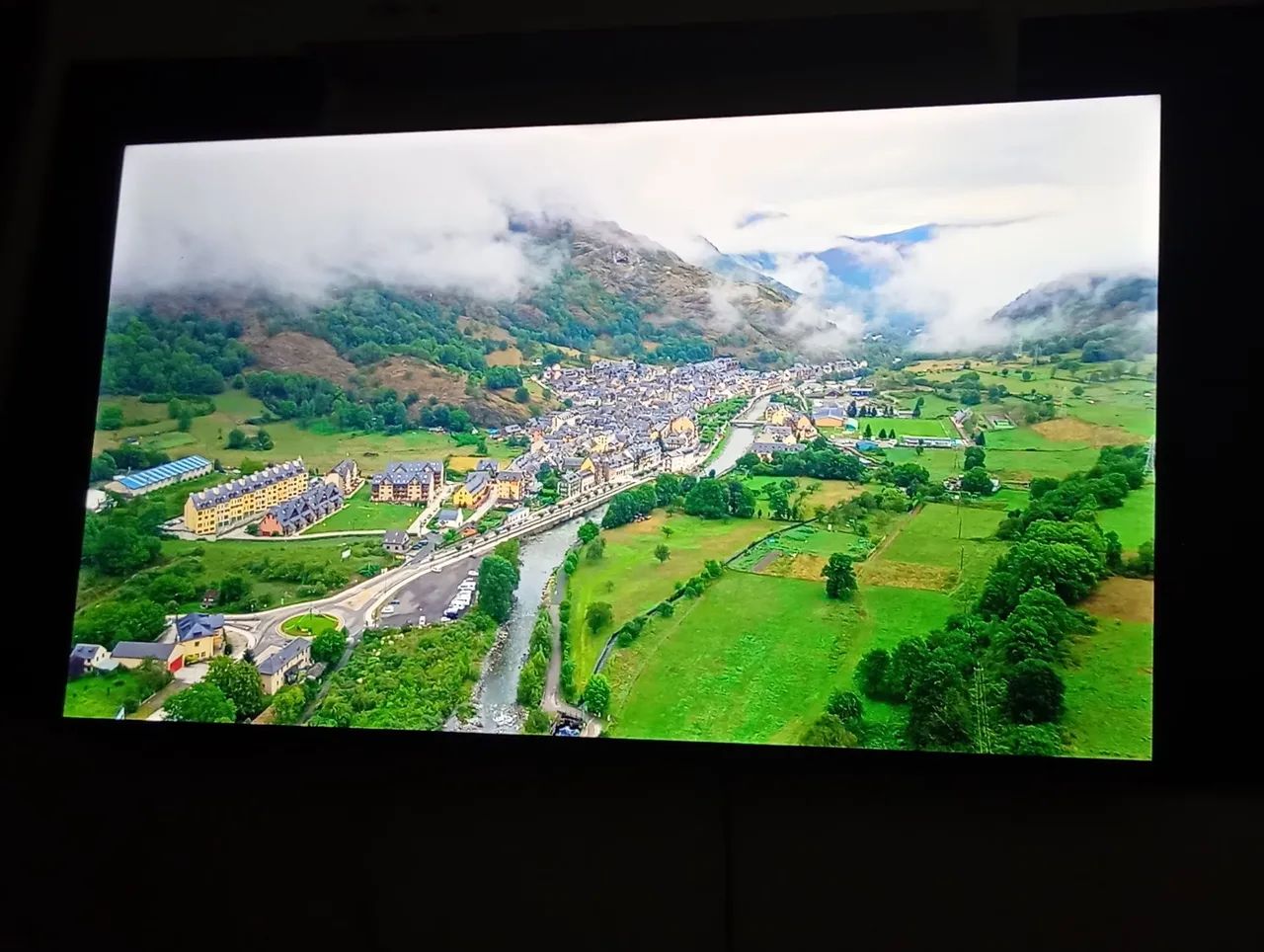 Vendo tv smart 58 polegadas, não tem nem um ano de uso perfeita valor 2400....aceito propo - Foto 2