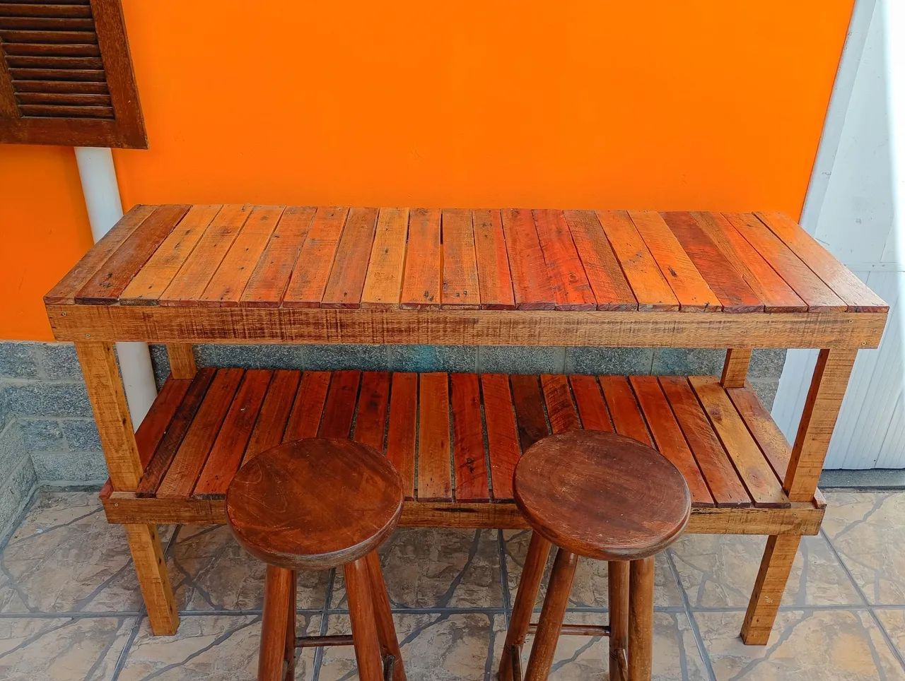 Bancada de madeira com duas banquetas  - Foto 2