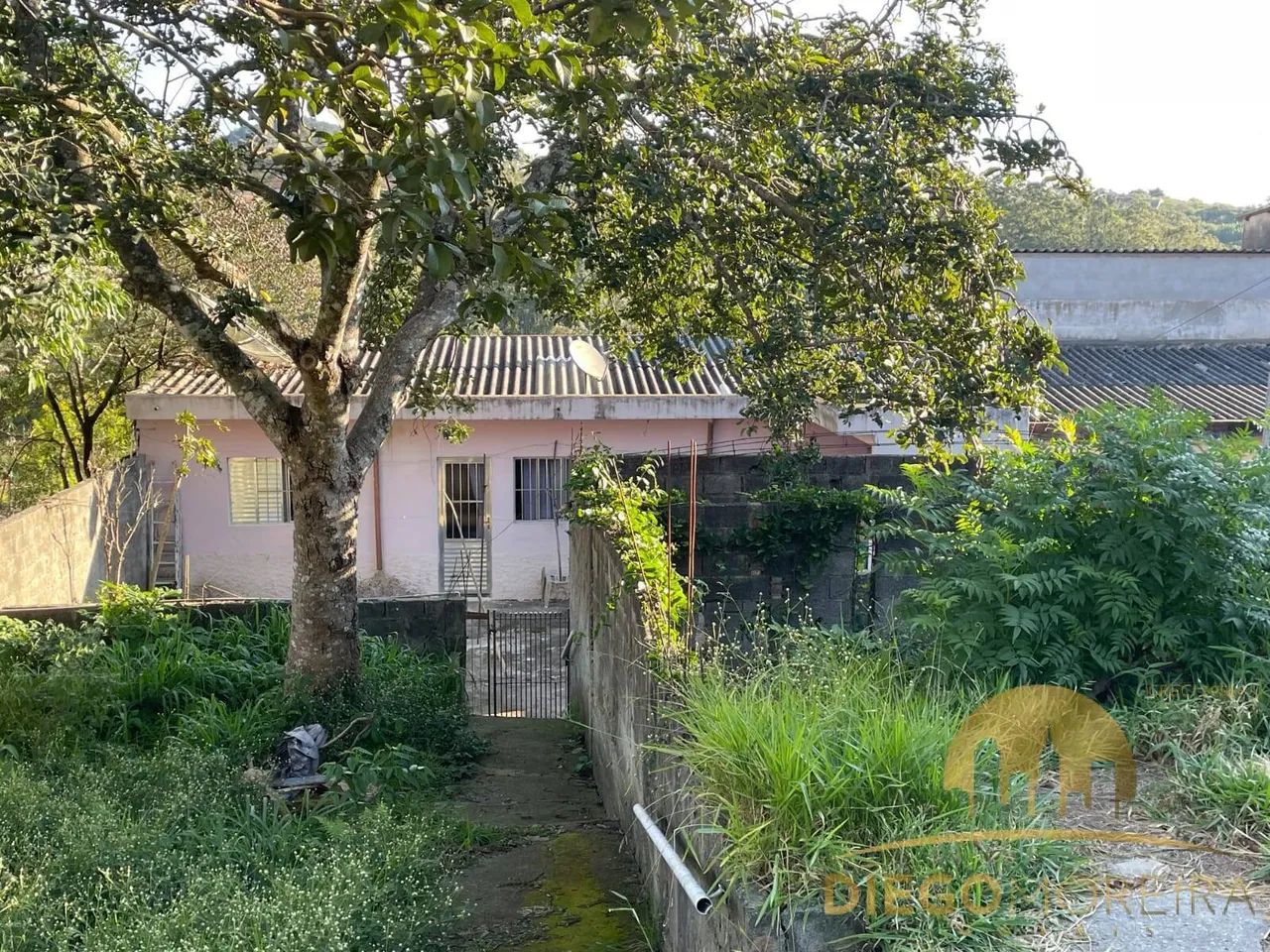 Casa Térrea com Terreno Amplo  300m²! - em Terra Preta