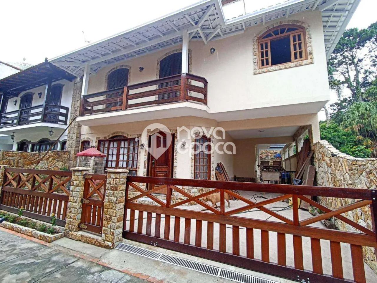 Alto | Casa 5 quartos, sendo 1 suite
