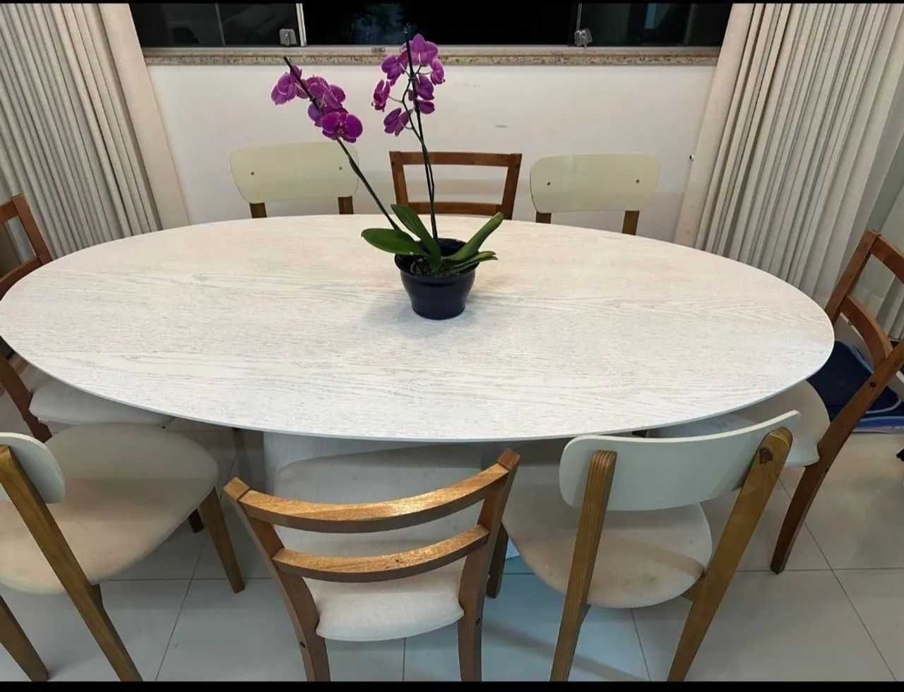 Mesa madeira com  8 cadeiras 