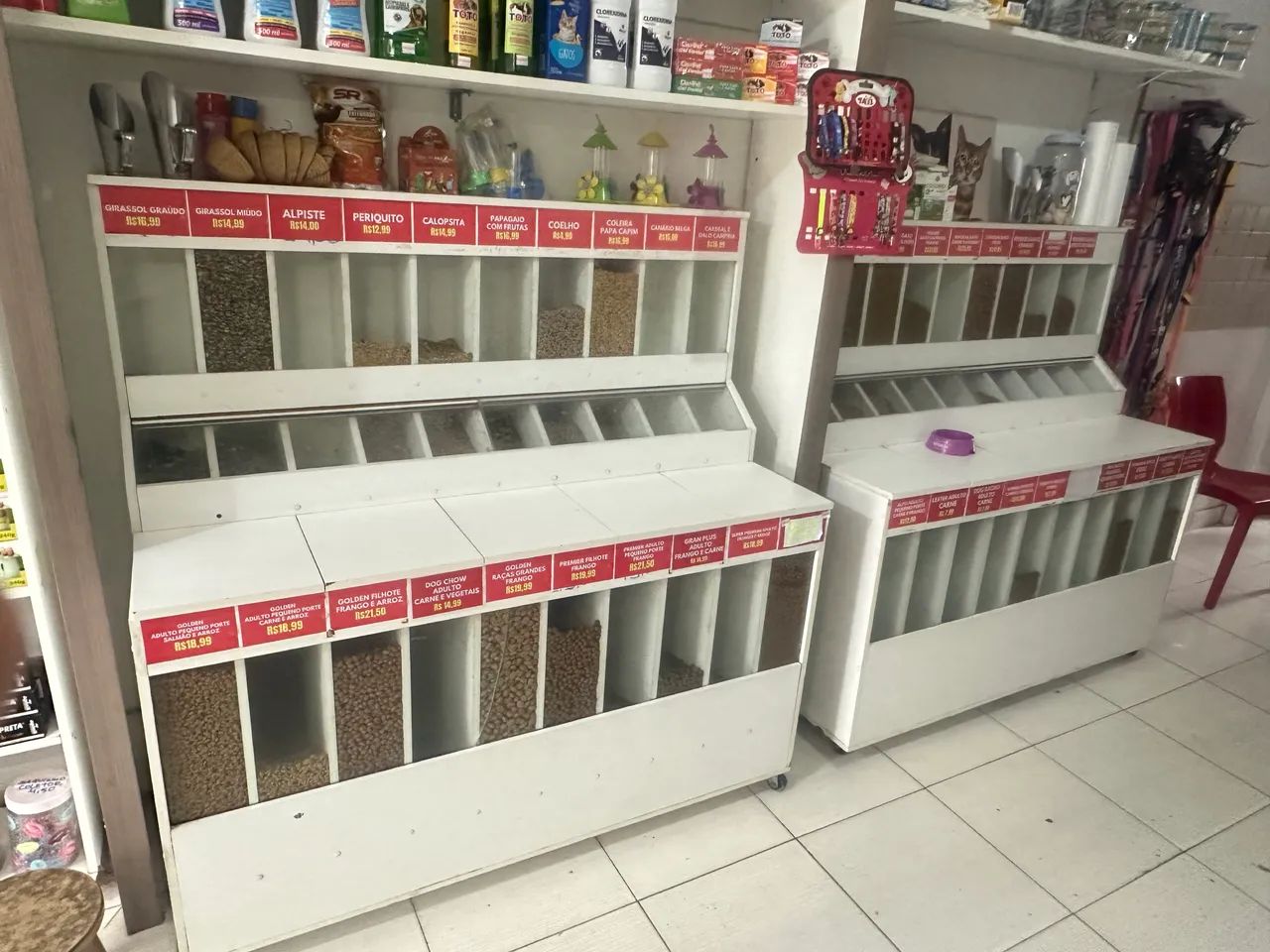 Expositor de ração com 40 divisões 