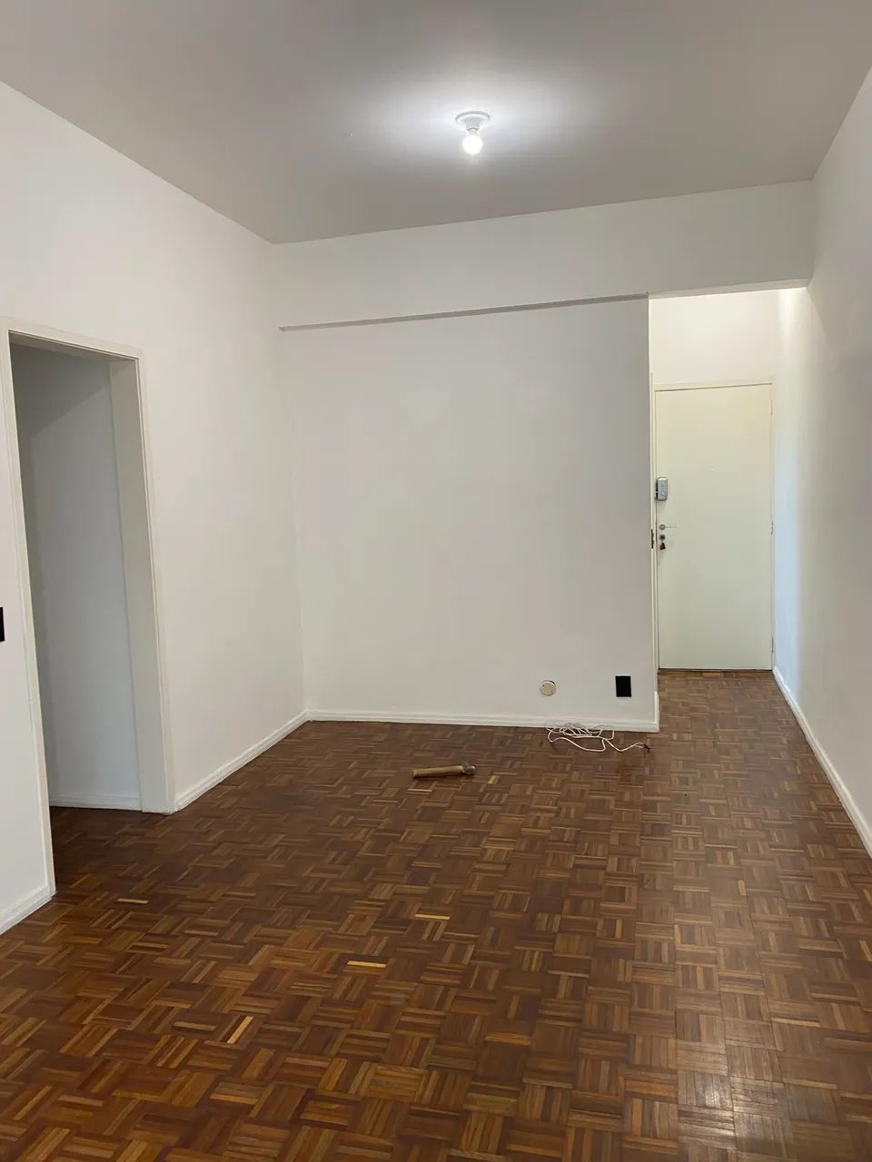 Copacabana, posto 6, sala e dois quartos, garagem, uma quadra da praia. Creci 41.959RJ - Foto 2