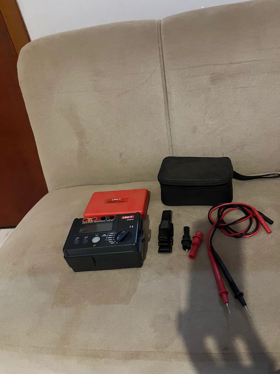 Testador de resistência e isolamento UNI-T 