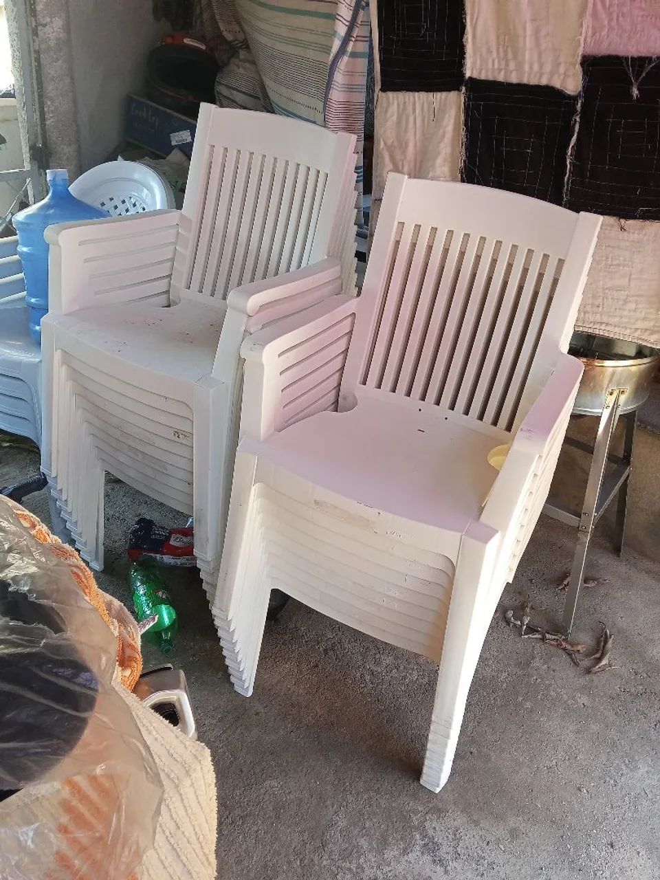 Vendo cadeira poltrona de prastico  - Foto 2