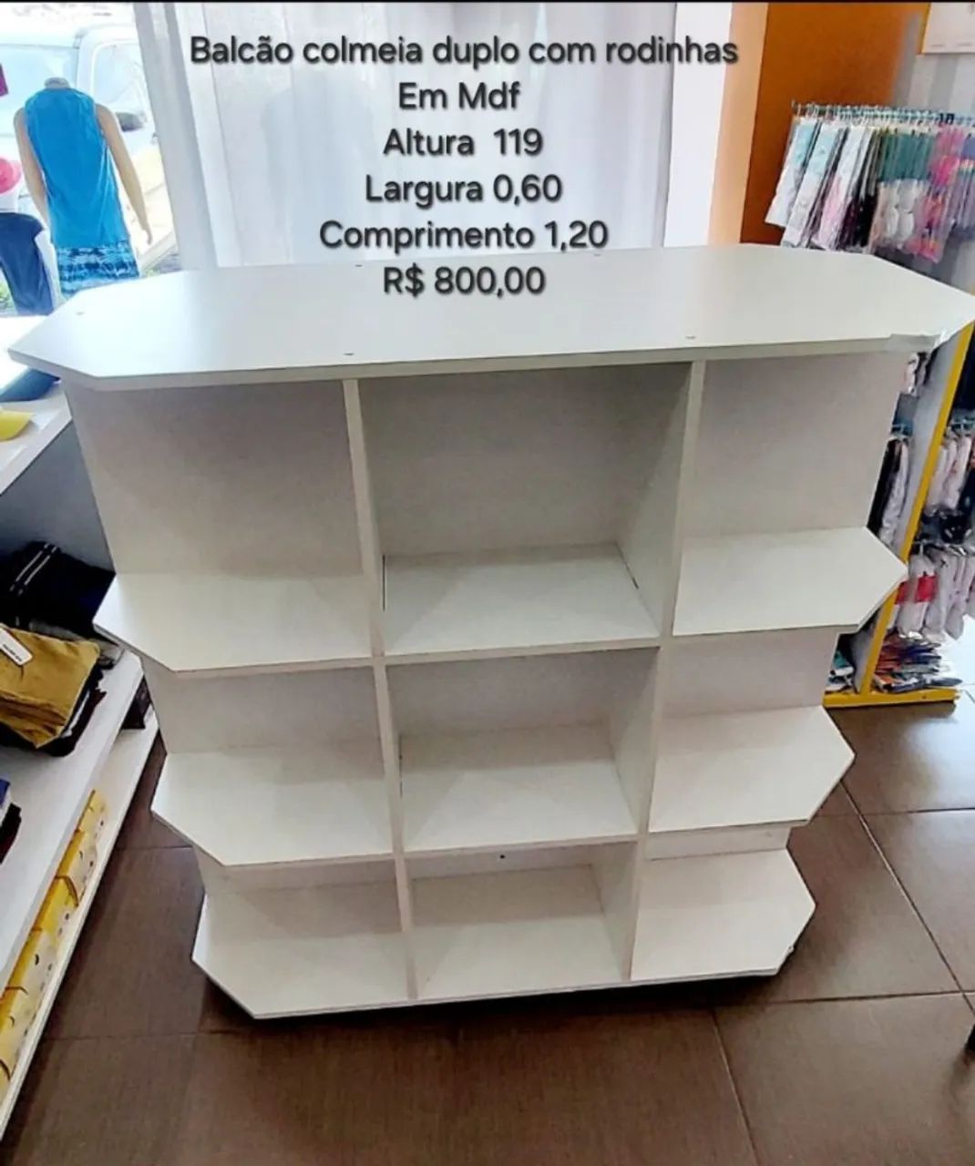 Balcão expositor colmeia duplo MDF com rodinhas
