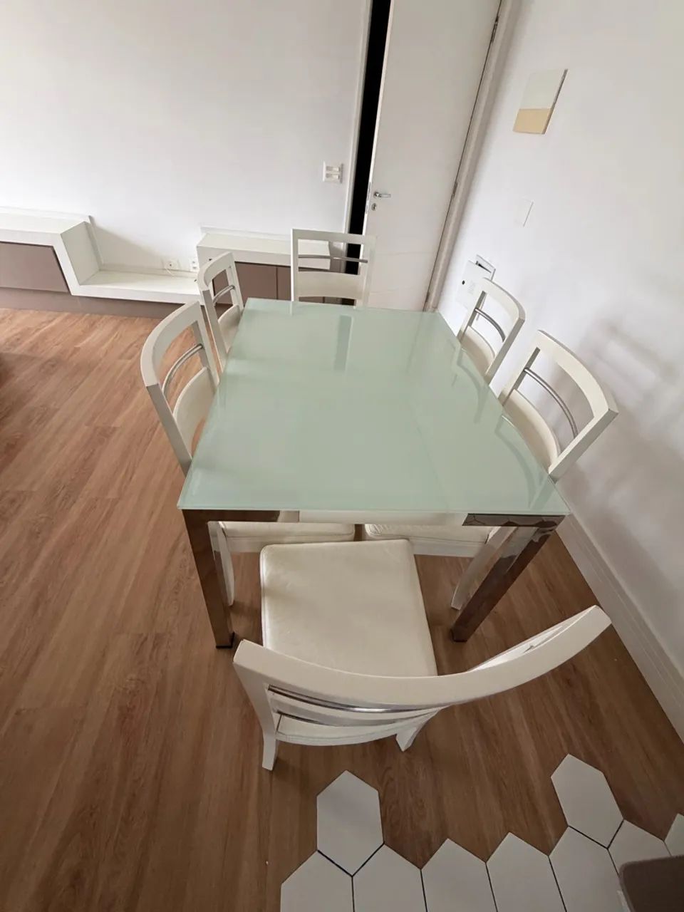 Mesa branca conjunto com cadeiras  - Foto 3