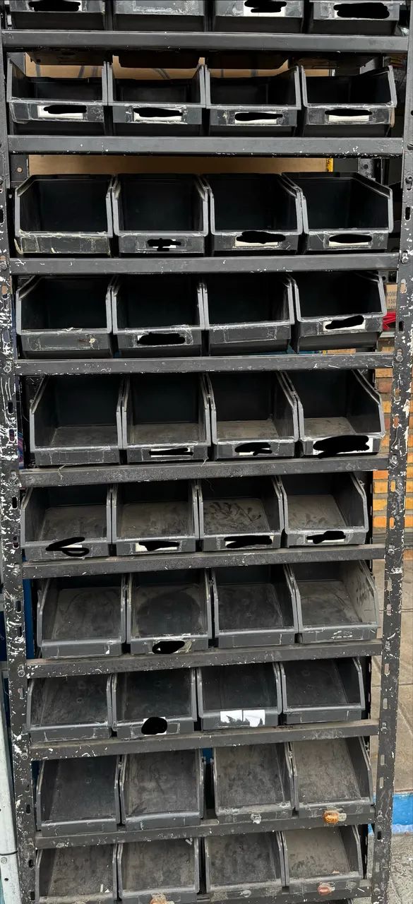 prateleira metálica + caixotes