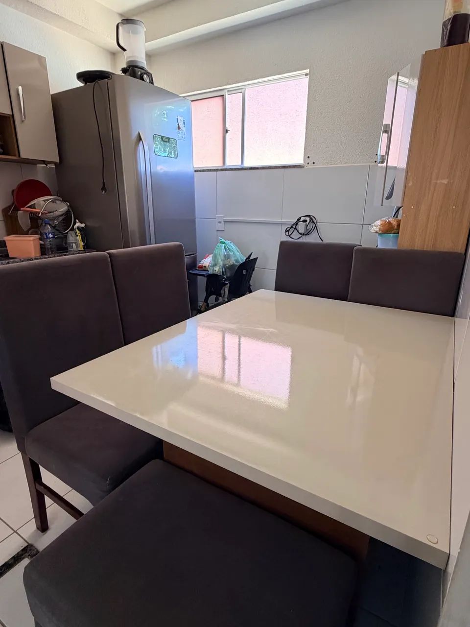 CONJUNTO MESA DE JANTAR COM 4 CADEIRAS E UM PUFF