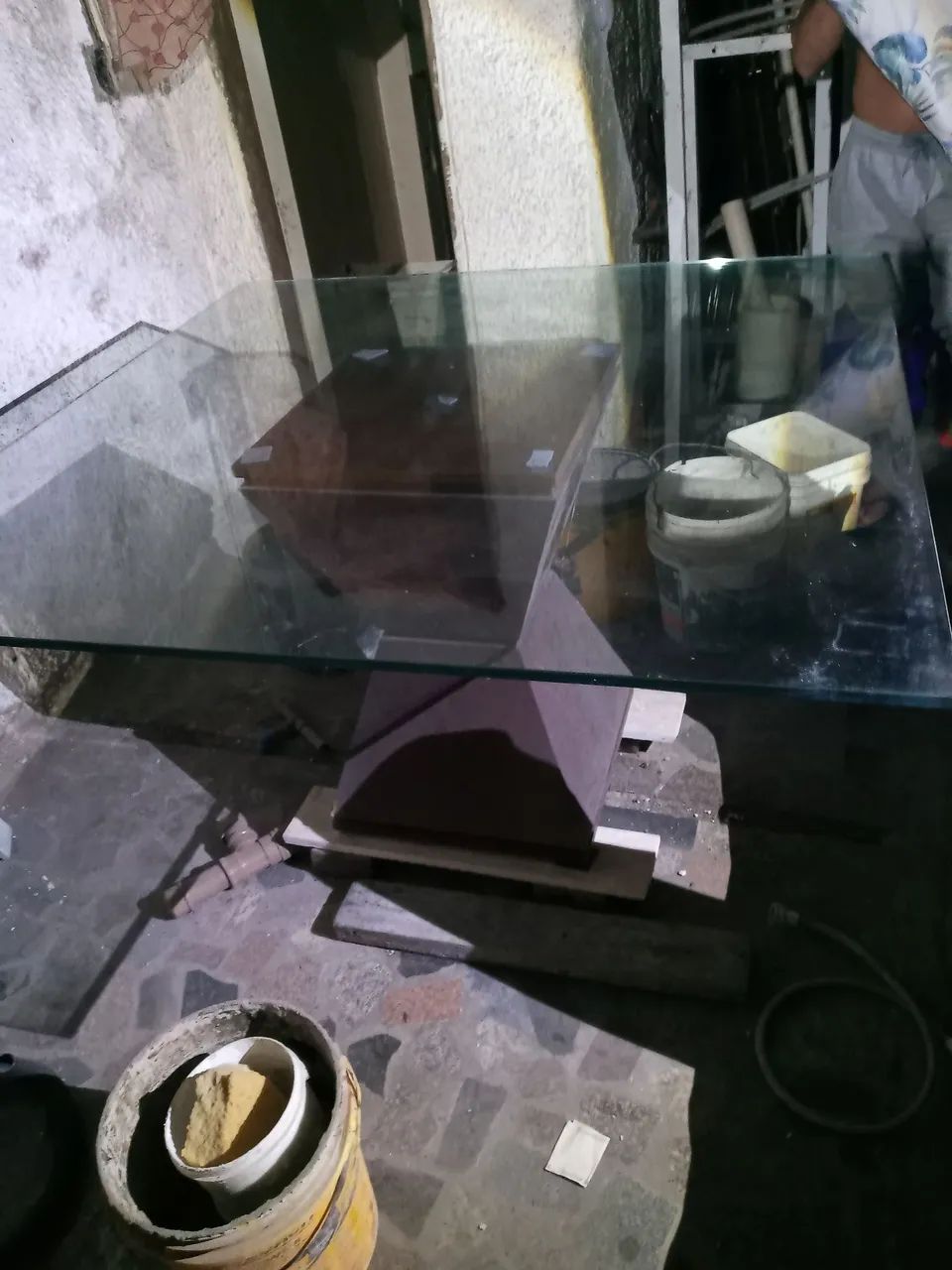 Mesa de Vidro com Base Robusta em Madeira 