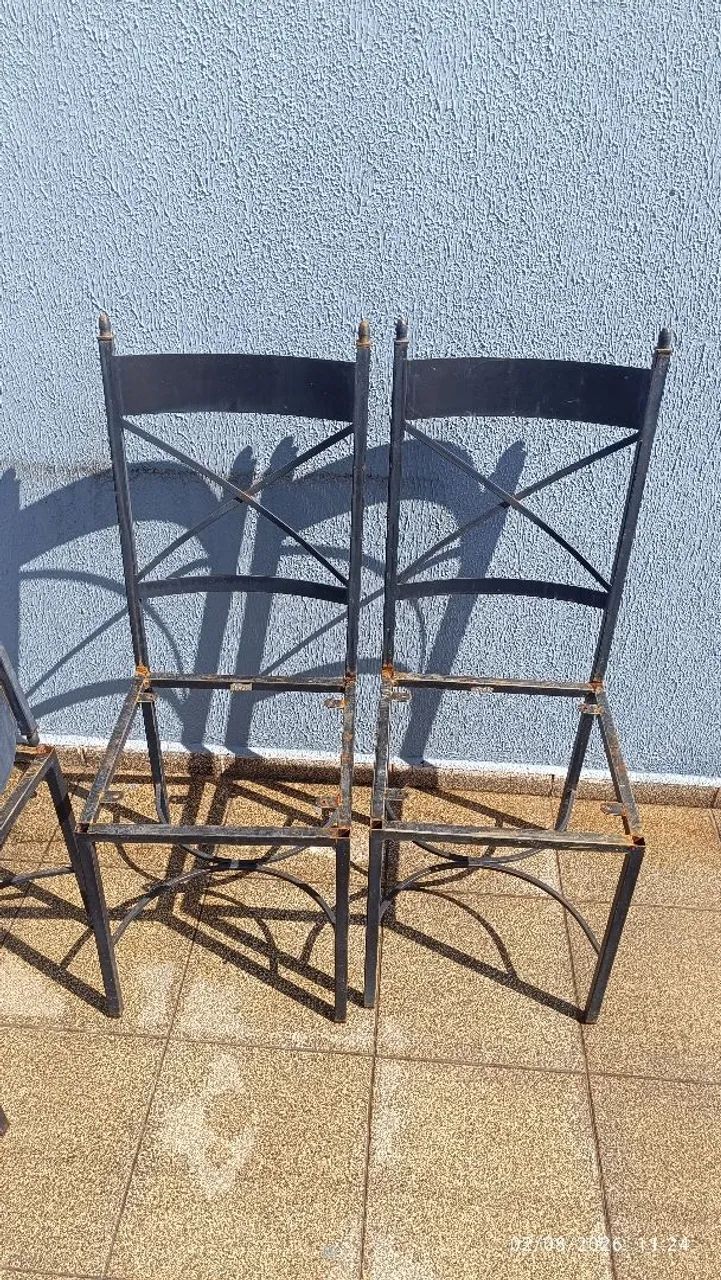 Mesa de vidro e jogo de cadeiras em ferro. - Foto 3