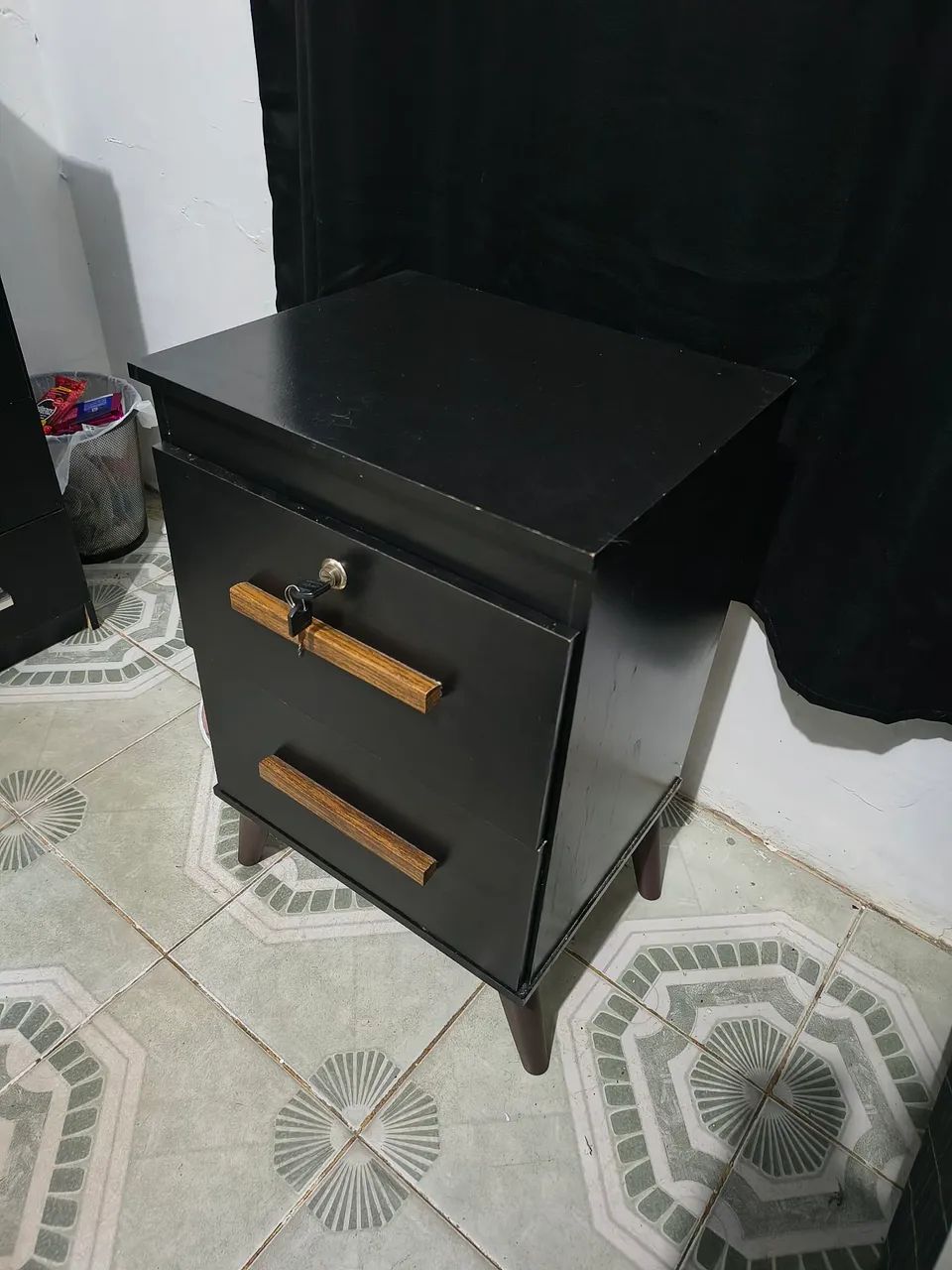 Mesa de cabeceira com chave