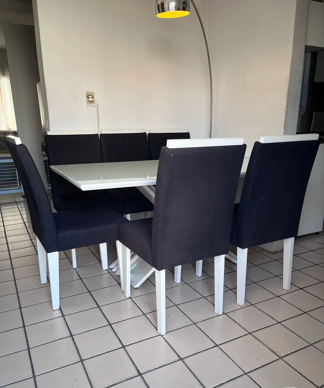 Mesa com tampo de vidro e 6 cadeiras 