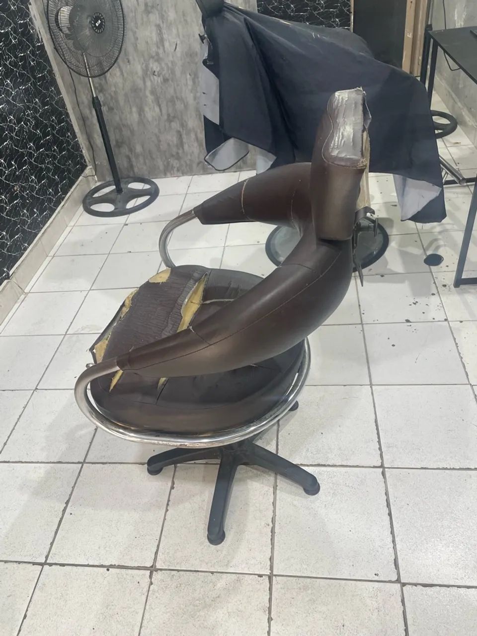 Cadeira de barbeiro, quebra galho só estofar 