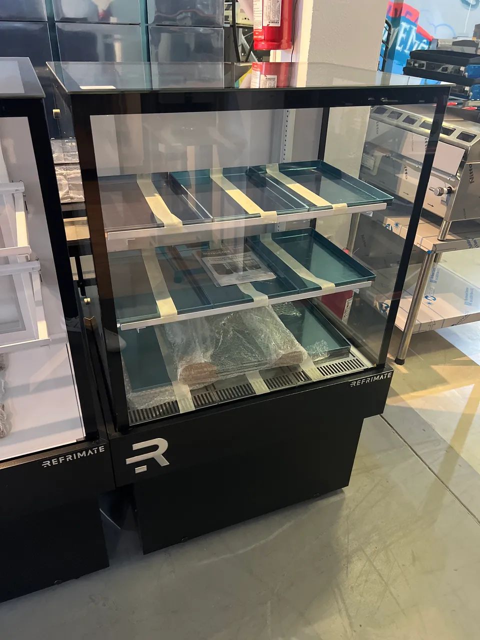 Vitrine estufa - 9 bandejas - Refrimate - Nova 