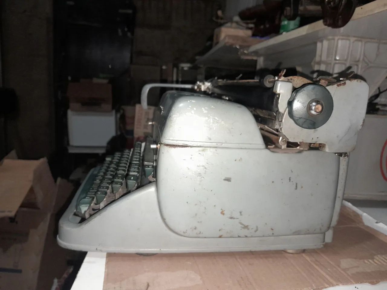 Máquina de escrever antiga funcionando  - Foto 3