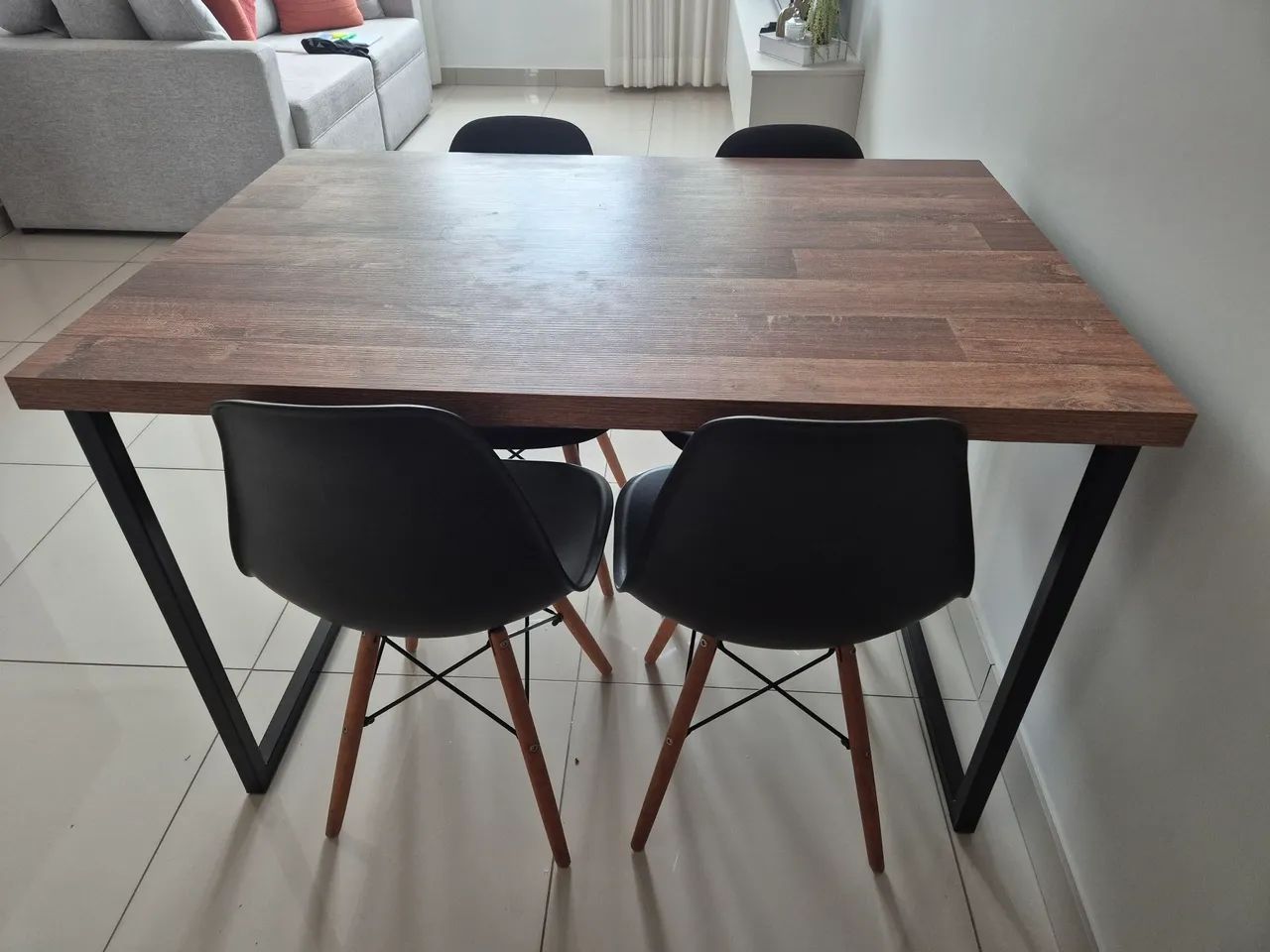 Mesa 4 cadeiras em MDF muito nova - Foto 2