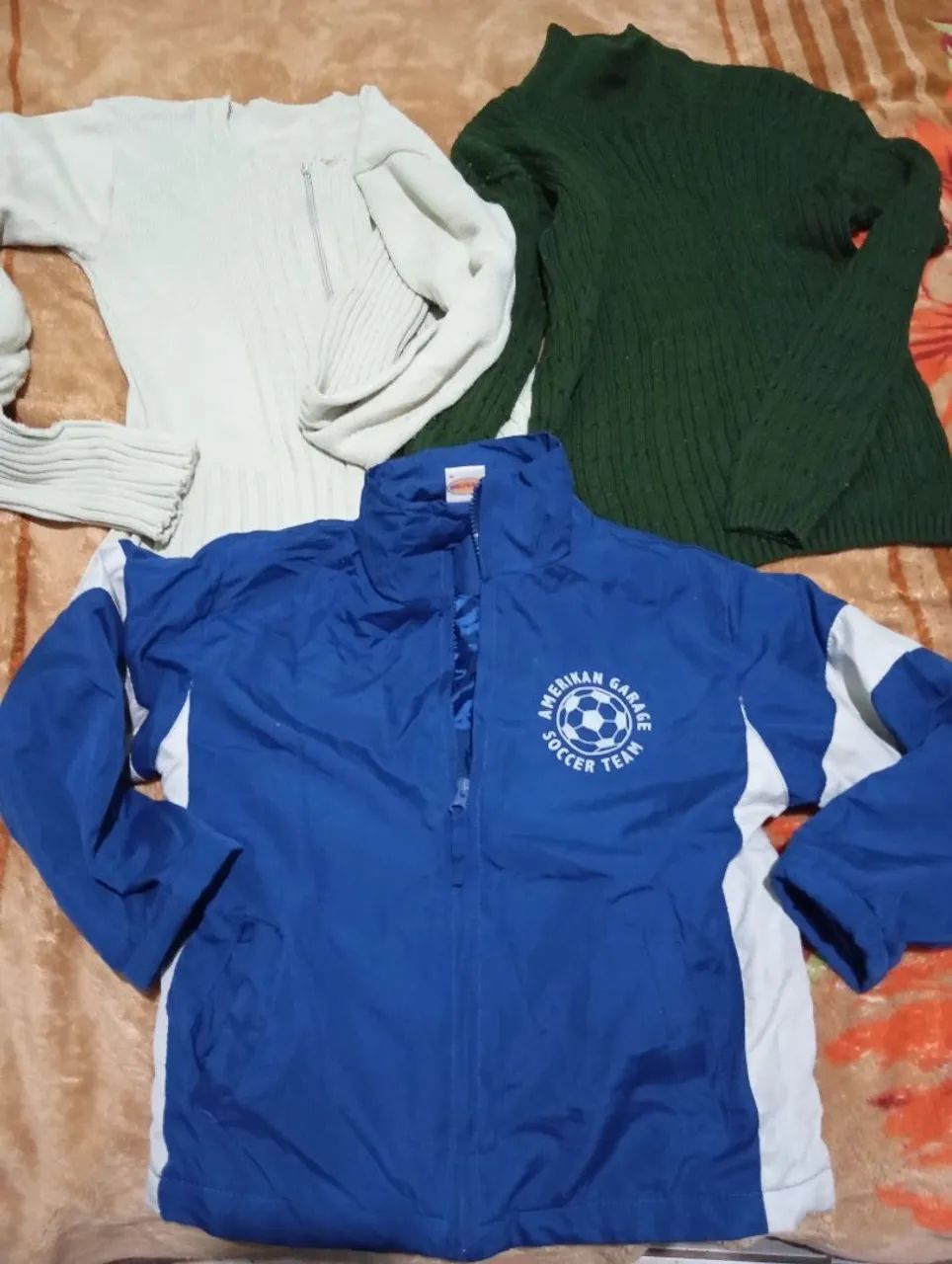 Lote de roupas para brechó com 50 peças 
