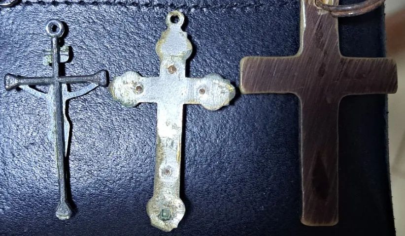 LOTE - CRUCIFIXOS ANTIGOS E DECORATIVOS - Foto 3