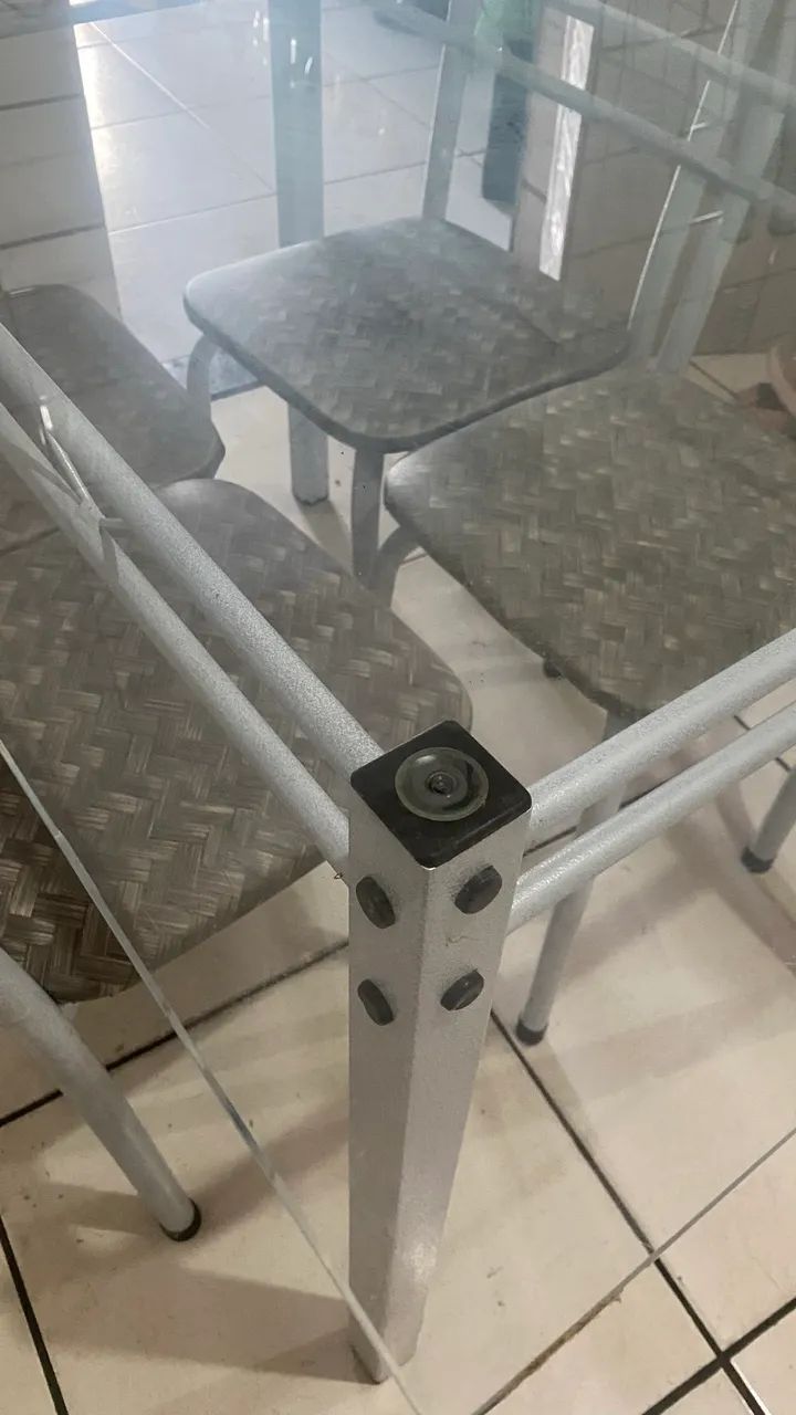 Vendo mesa de vidro com 4 cadeiras semi nova - Foto 4