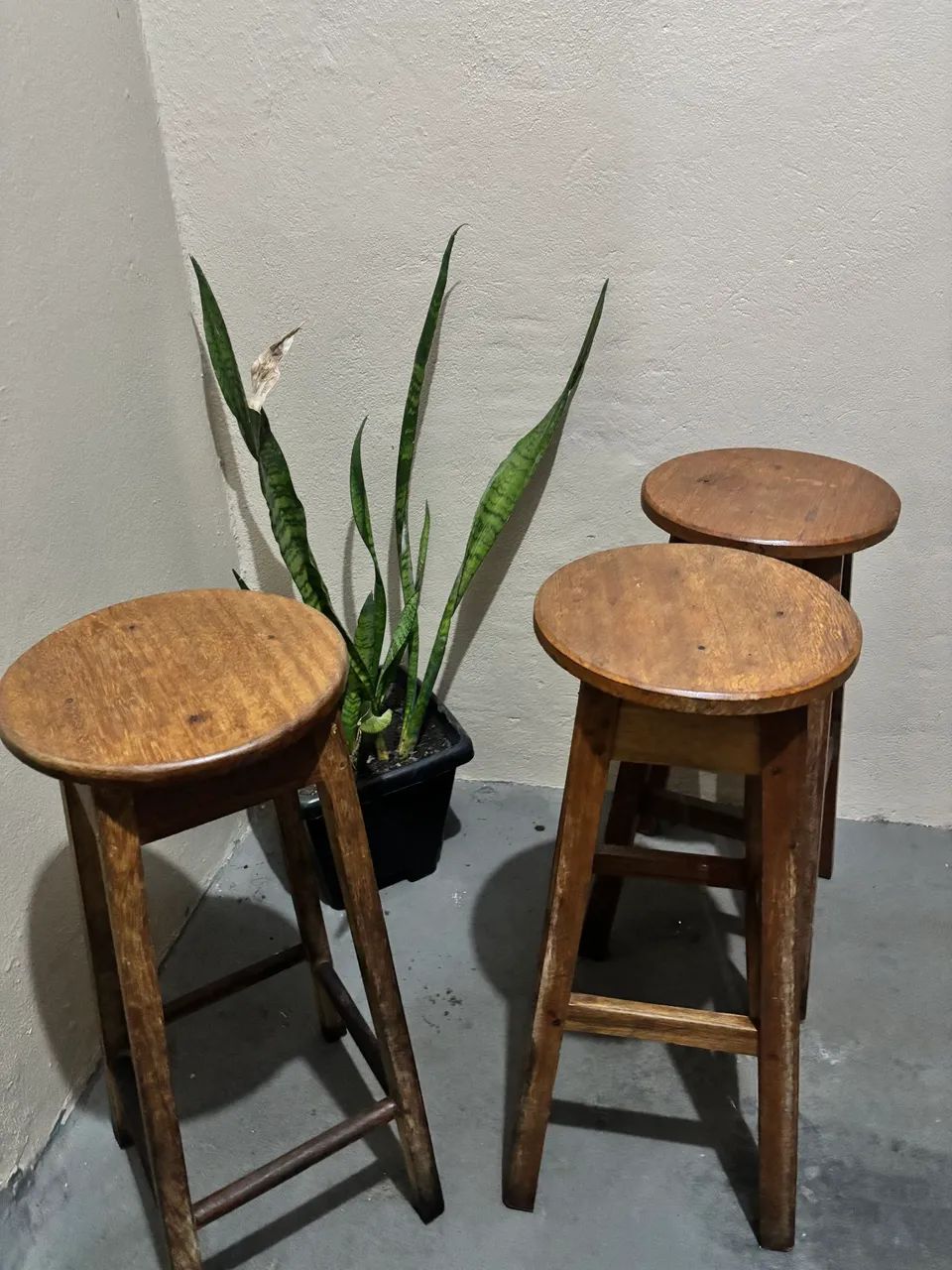 Trio de bancos de madeira 90cm - Foto 3