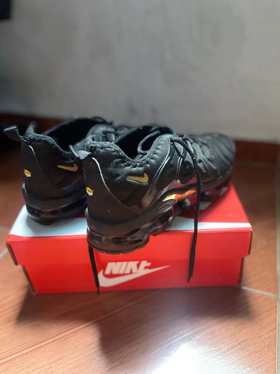 vapormax preto/dourado  - Foto 4