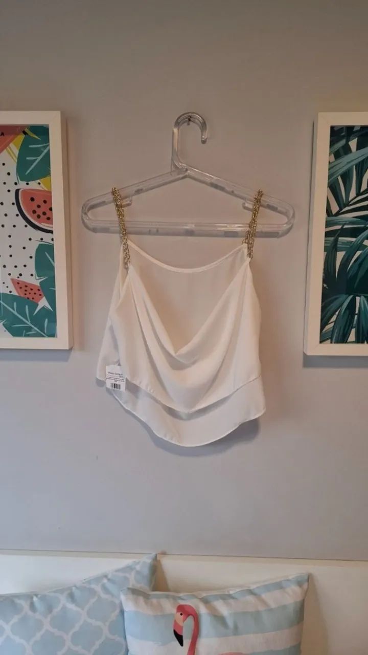 cropped branco soltinho com alças douradas - Foto 3