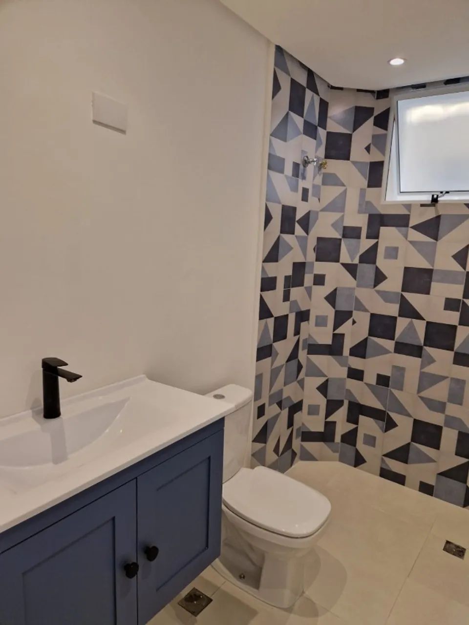 Apartamento 90m² com cara de casa. Totalmente renovado. É entrar e morar.