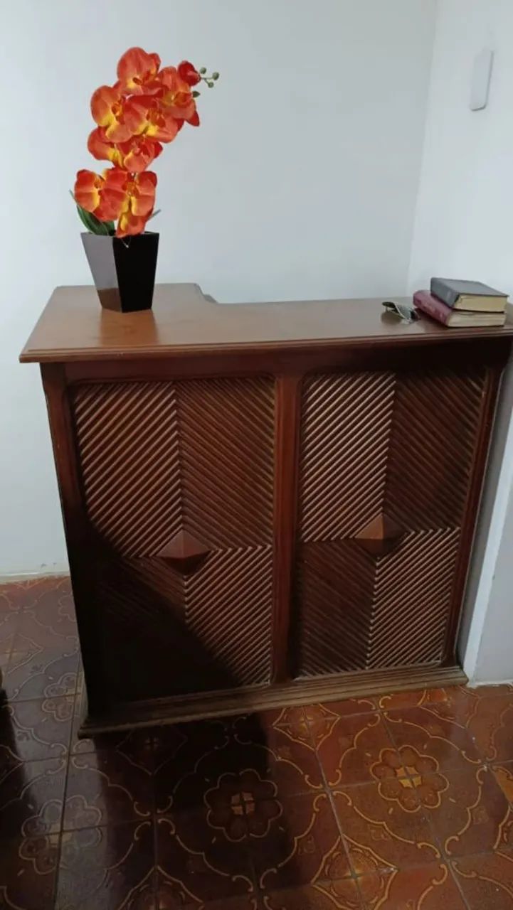 Barzinho em madeira . 