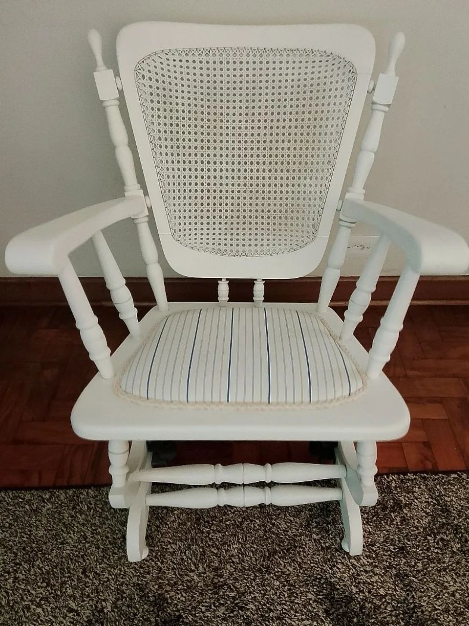 Cadeira de balanço p quarto de bebê 